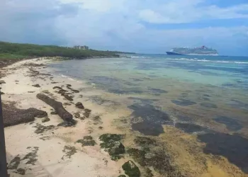 El mar se aleja de la costa en playa de Mahahual previó al impacto del huracán Beryl