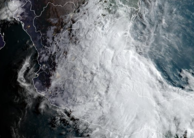 “Chris” se degrada a depresión tropical tras tocar tierra en Veracruz
