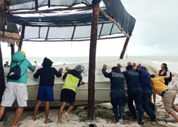 A unas horas del impacto del huracán Beryl evacúan la isla de Holbox