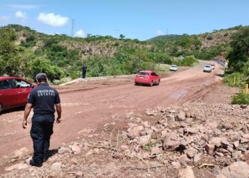 Reportan derrumbe en la Carretera Internacional 190 en la región de la Mixteca