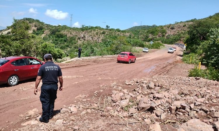 Reportan derrumbe en la Carretera Internacional 190 en la región de la Mixteca