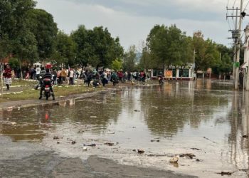 Colocan costales para protegerse de lluvias e inundaciones en Chalco