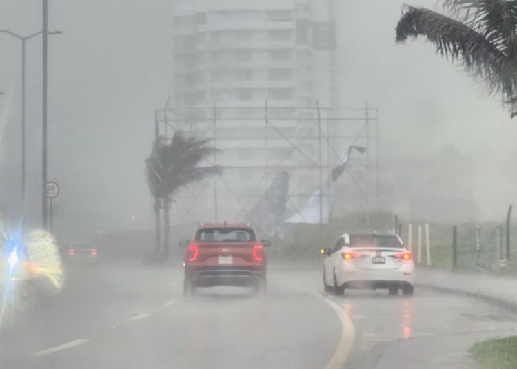 Onda Tropical Número 8 Provoca Inundaciones En Municipios De Veracruz Y