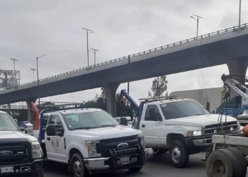 Choferes de grúas colapsan vialidades en Tlalnepantla en protesta contra Ley de Movilidad del Edomex