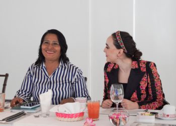 Propuestas de desarrollo para Acapulco entregadas a Altagracia Gómez por Abelina López Rodríguez