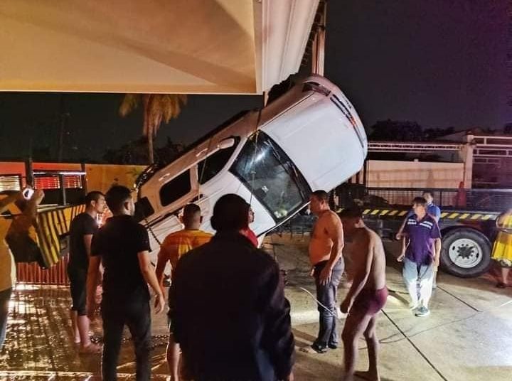 Jóvenes a bordo de una Suburban caen a río y mueren ahogados en Coatzacoalcos