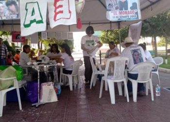 Alcaldesa de Piedras Negras corre a familiares de personas desaparecidas de plaza pública