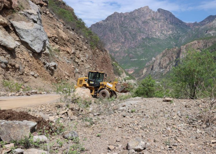 Deslave bloquea circulación en la carretera Samachique-Batopilas