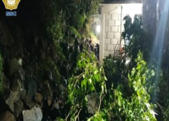 Autoridades rescatan a familia atrapada en Tlalpan tras caída de barda por fuertes lluvias