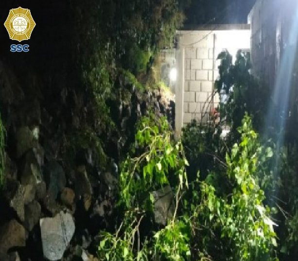 Autoridades rescatan a familia atrapada en Tlalpan tras caída de barda por fuertes lluvias