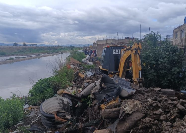 Controlan CAEM y municipio de Chimalhuacán escurrimiento del río La Compañía