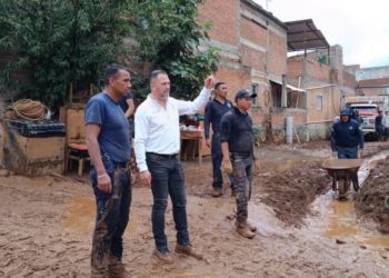 Limpian calles y viviendas en municipio de Zacapu, afectado por ruptura de olla de agua de uso agrícola