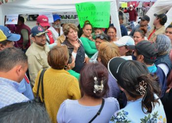 Delfina Gómez recorre calles de Chalco afectadas por lluvias
