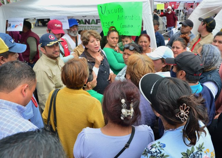 Delfina Gómez recorre calles de Chalco afectadas por lluvias