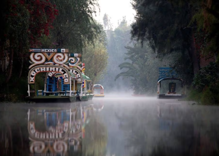 Aumentan tarifas para paseos por trajinera en Xochimilco