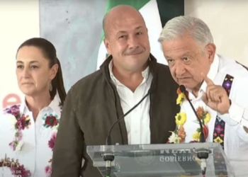 Abuchean a Alfaro en evento… AMLO y Sheinbaum interceden para que lo dejen hablar