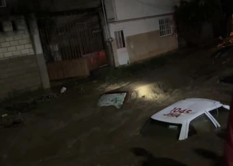 Se desborda río en Tejupilco, Edomex; arrastra autos e inunda casas