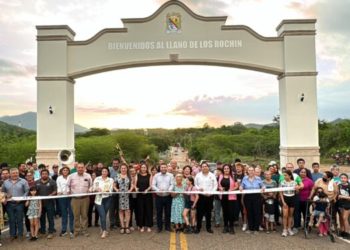 Alcalde de Badiraguato inaugura arco de bienvenida en Llano de los Rochín