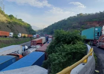 Fallas en Puerto de Manzanillo provocan caos vial y filas kilométricas, ya reportan una personas muerta