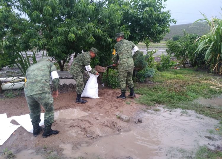 SICT despeja carreteras y caminos afectados por tormenta Carlotta