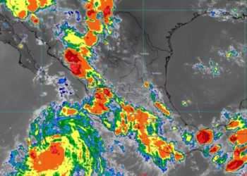 Tormenta Tropical Carlotta evolucionaría hoy a huracán, genera intensas lluvias en cinco estados