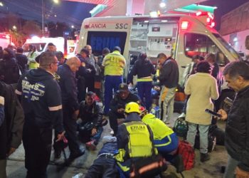 Volcadura de camión del transporte público en la Venustiano Carranza deja varios lesionados