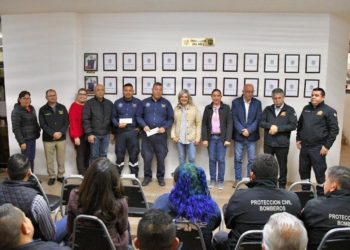 Reconoce alcaldesa de Piedras Negras al bombero del mes
