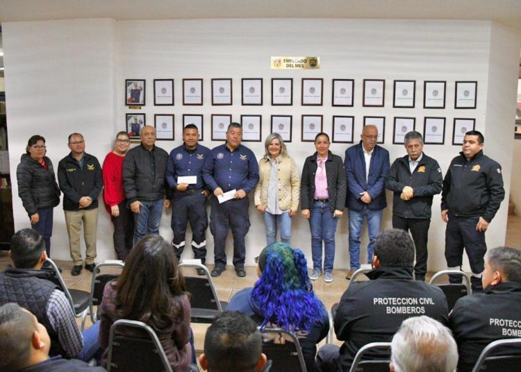 Reconoce alcaldesa de Piedras Negras al bombero del mes