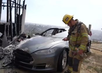 Intentan cargar auto Tesla en un poste; se incendia el vehículo y una casa en Tijuana