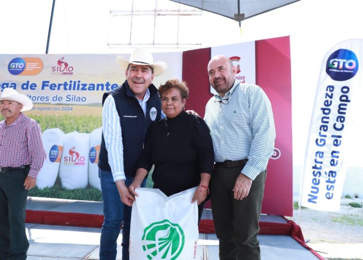 Benefician con fertilizante a 784 agricultores de Silao