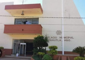 Pobladores retienen al alcalde de Huautla por incumplimiento de obras