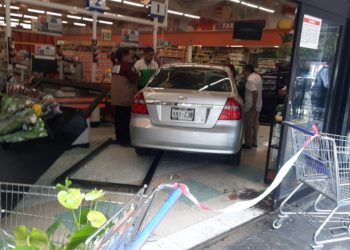 Auto se estrella y se mete en supermercado en la alcaldía Coyoacán