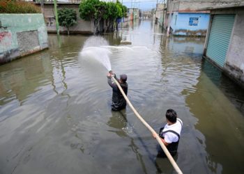 Combate Gobierno mexiquense olores e infecciones con biotecnología en zona afectada por lluvias en Chalco