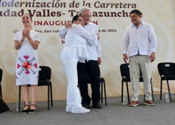 López Obrador destaca labor de Rosa Icela Rodríguez durante inauguración de carretera