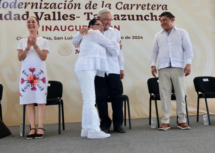 López Obrador destaca labor de Rosa Icela Rodríguez durante inauguración de carretera