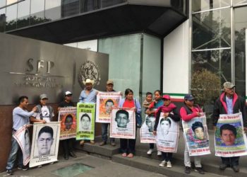 Padres de los 43 dan por terminado el diálogo con López Obrador, “terminamos mal”