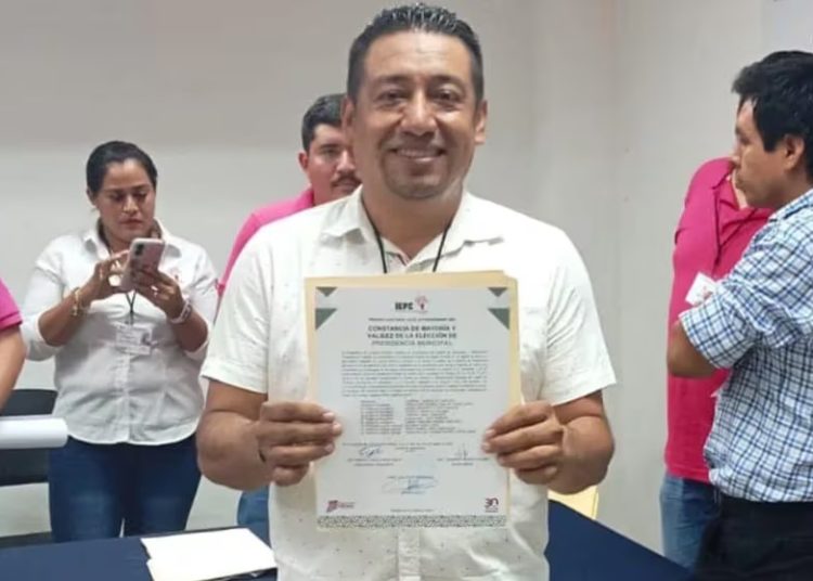 Recibe Lisandro Borrallas constancia como alcalde electo de Chicomuselo, Chiapas