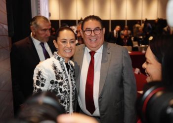 Cierran el Zócalo e instalan templete para último informe de López Obrador