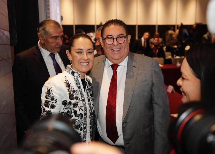 Cierran el Zócalo e instalan templete para último informe de López Obrador