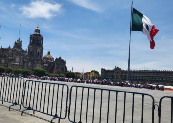 Cierran el Zócalo e instalan templete para último informe de López Obrador
