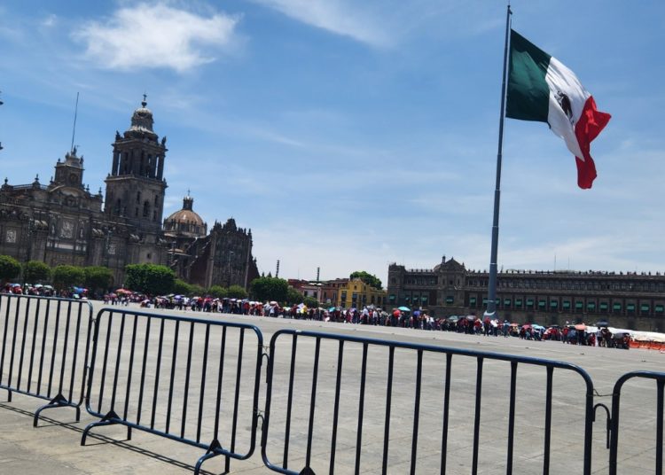 Cierran el Zócalo e instalan templete para último informe de López Obrador