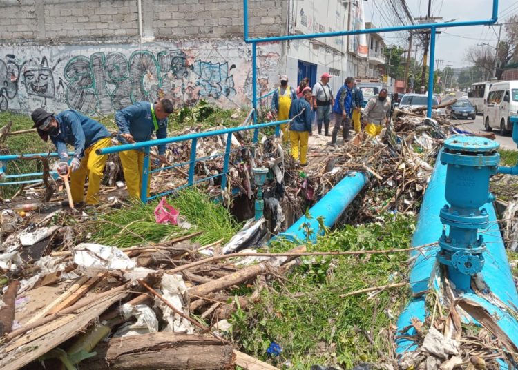 Habitantes de Atizapán también están entre lodo y aguas negras por desbordamiento de río