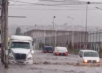 Tromba en Tultitlán inunda un tramo de la López Portillo y provoca caos vehicular