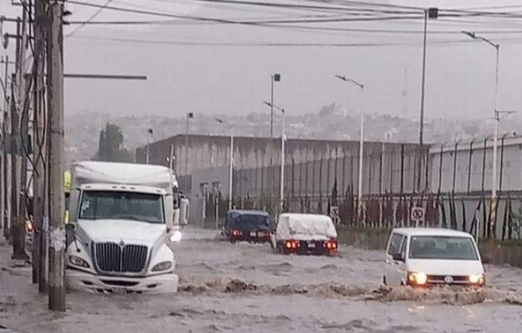 Tromba en Tultitlán inunda un tramo de la López Portillo y provoca caos vehicular