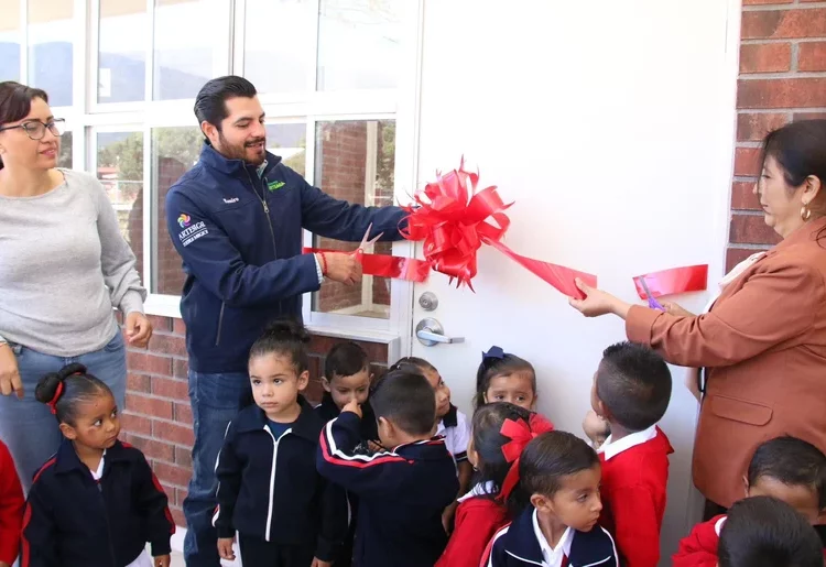 Alcalde de Arteaga entrega nueva aula didáctica en jardín de niños