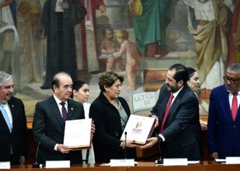 Delfina Gómez entrega personalmente 1er informe de gobierno a Congreso Edomex