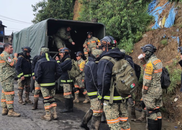 Refuerzan trabajos y despliegue de apoyos en Jilotzingo; suman 12 rescates por el deslizamiento del cerro debido a las lluvias