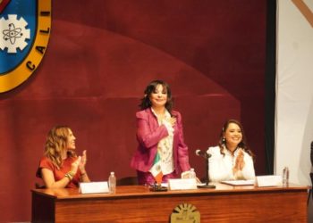 Alcaldesa de Mexicali viola reglamente de protección civil en toma de protesta