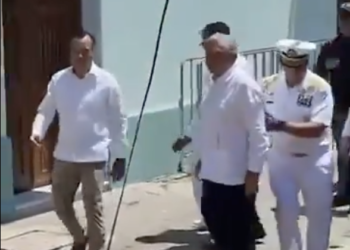 Le gritan “¡dictador, dictador!” y lanzan botella de agua a AMLO durante su última visita como presidente a Veracruz
