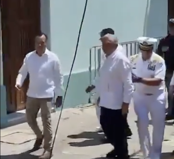 Le gritan “¡dictador, dictador!” y lanzan botella de agua a AMLO durante su última visita como presidente a Veracruz